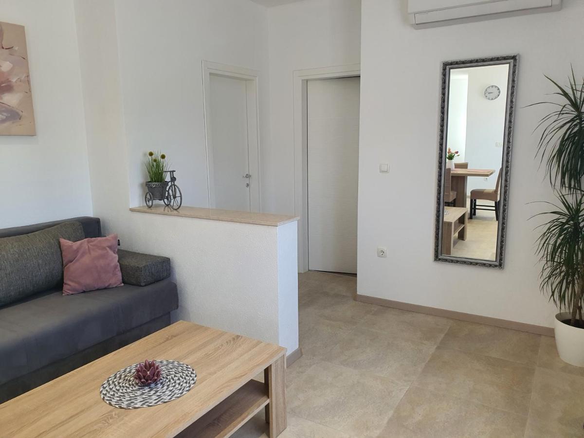 Apartment Rados Dugopolje Buitenkant foto