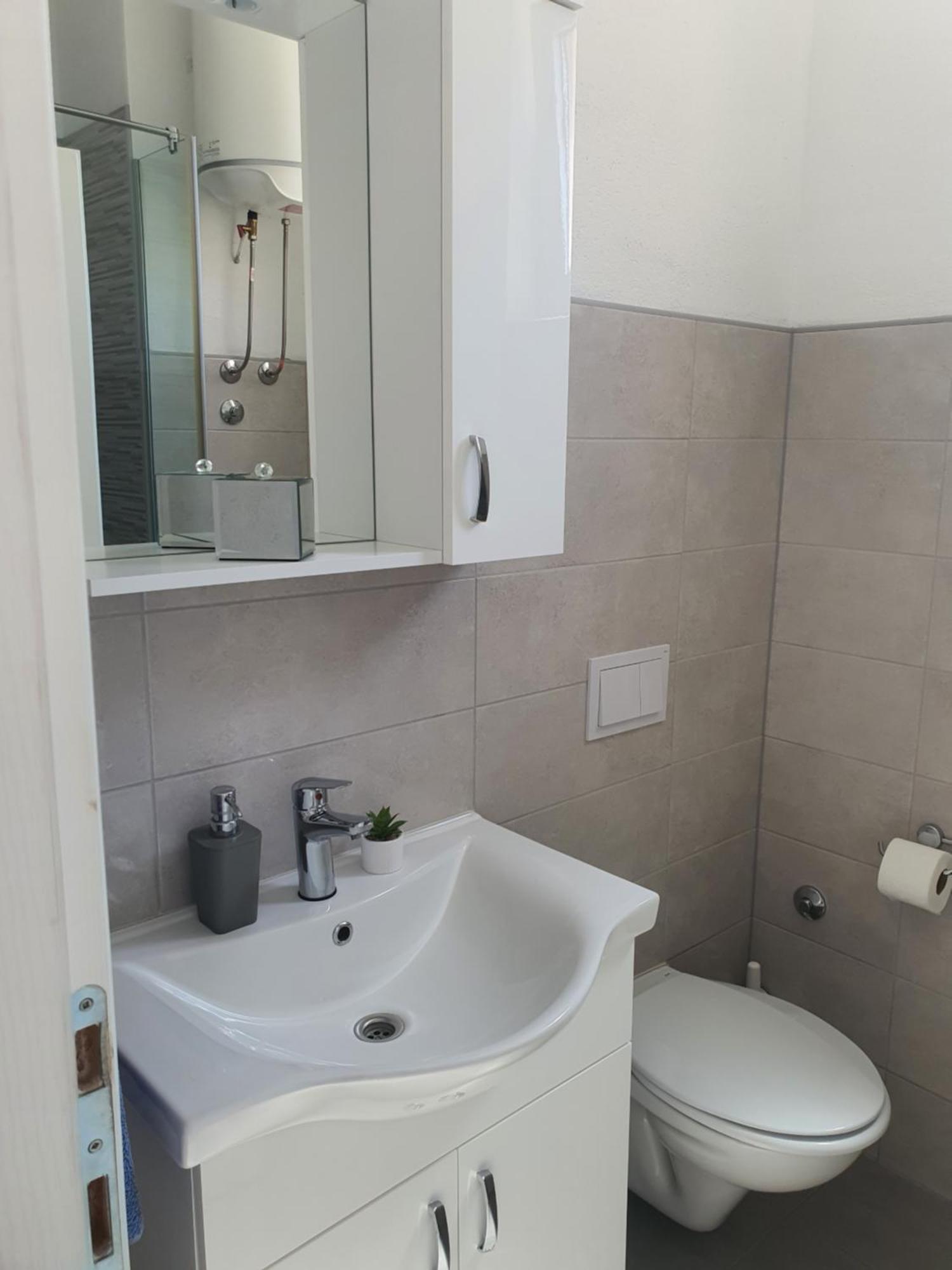 Apartment Rados Dugopolje Buitenkant foto